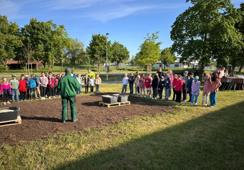 Blumenwiese für die Zukunft – 3. Klasse sät an